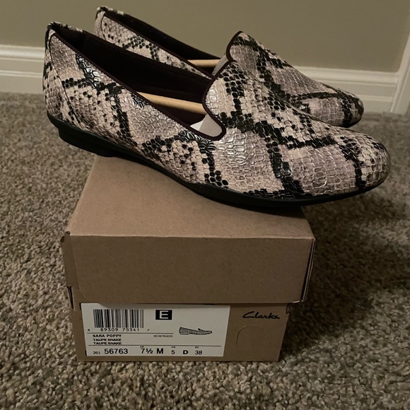 NWT Clarks Sara Poppy Taupe Snake - Picture 2 of 9